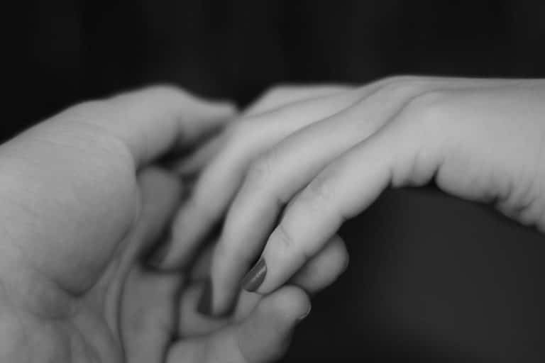 Qu'est-ce que l'haptonomie ? Comprendre les origines d'une science du toucher